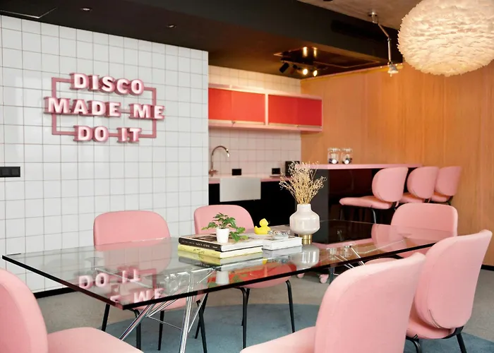 The Social Hub 4*